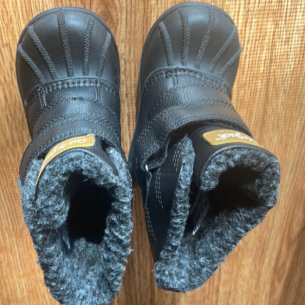 Size 6 Cat & Jack snow boots, worn once.